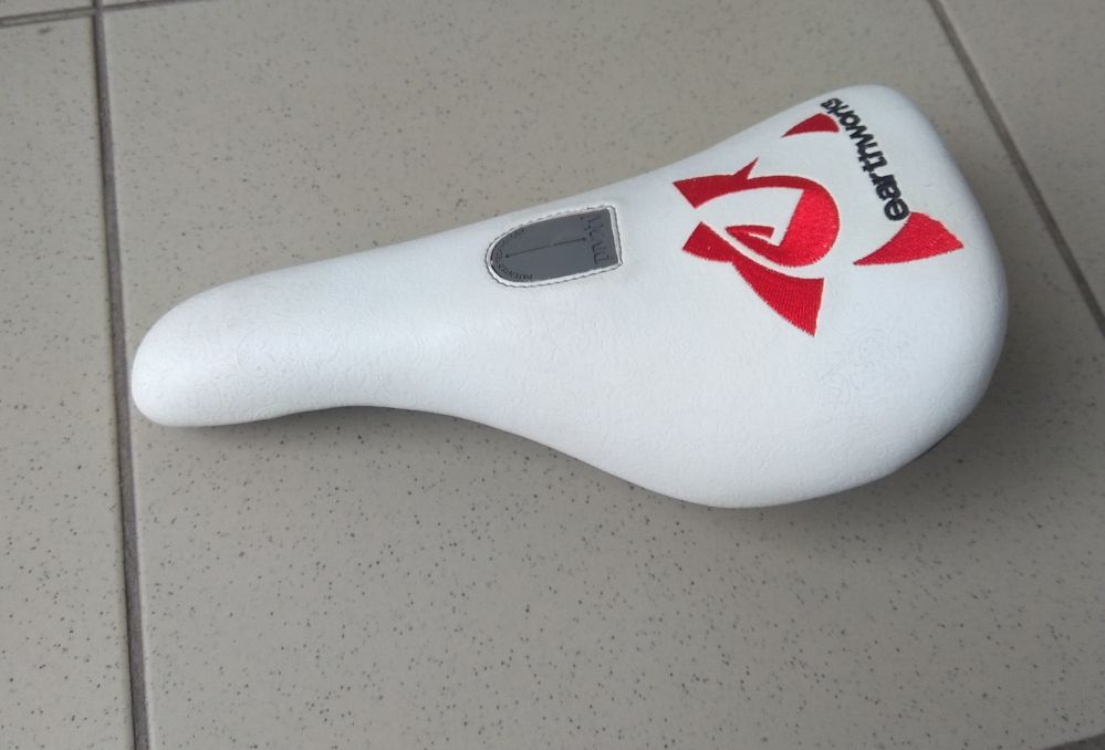 EarthWorks Eocker Pivotal saddle - white